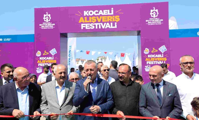 Büyükakın kurdeleyi kesti, hayırlı işler diledi