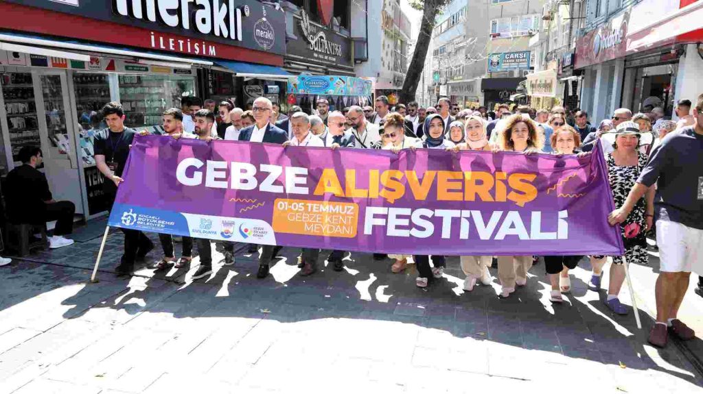 Büyükakın kurdeleyi kesti, hayırlı işler diledi