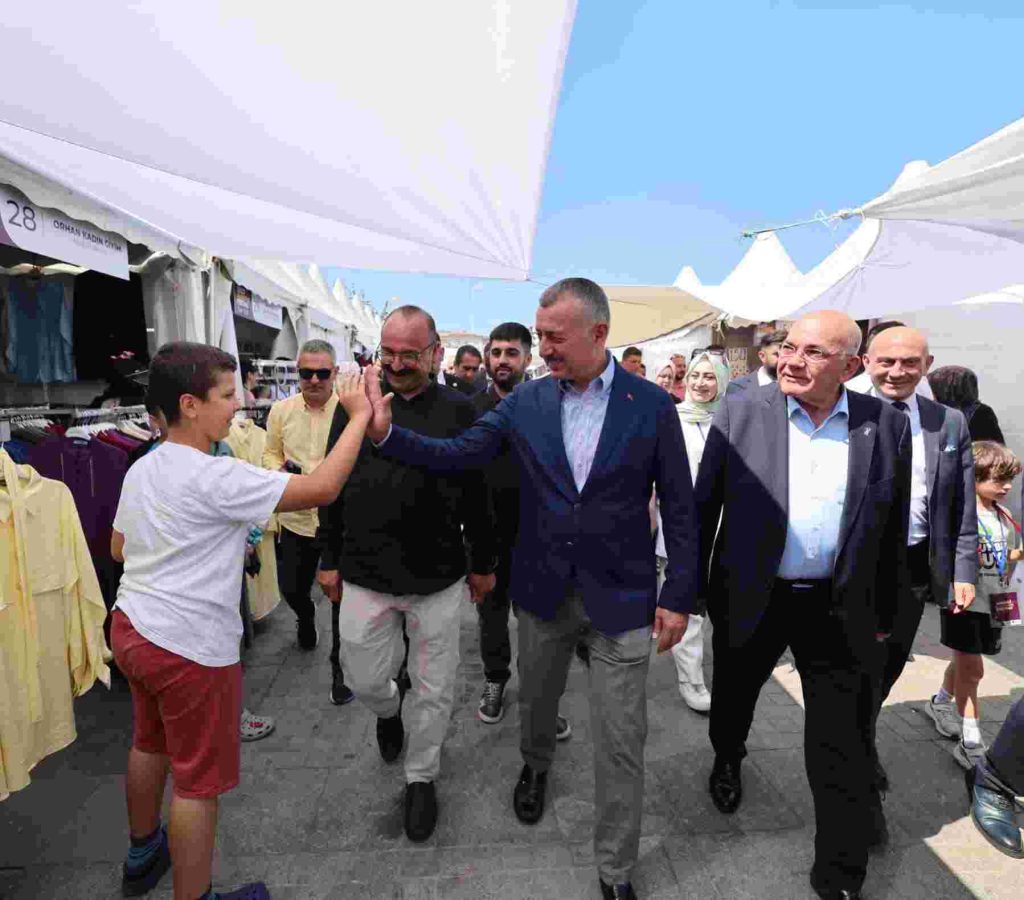 Büyükakın kurdeleyi kesti, hayırlı işler diledi