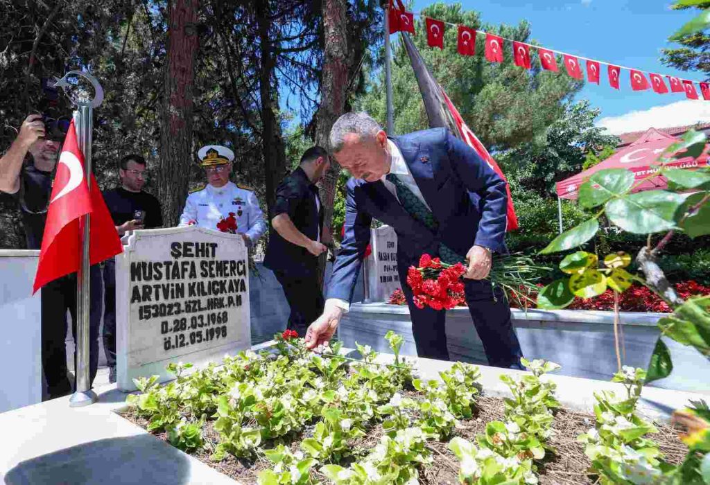 Dualar kahramanlar için yükseldi