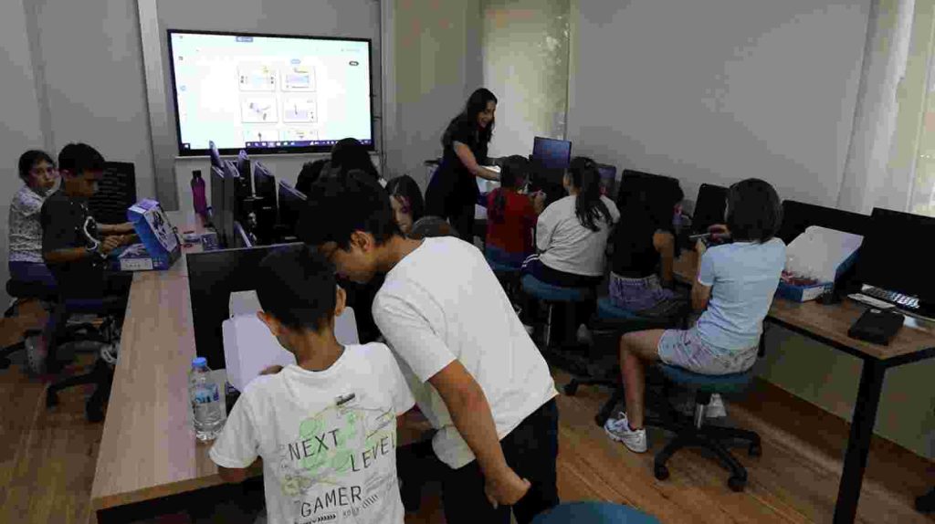 İzmit Belediyesi Robotik Kodlama ve Yazılım Evi’nde eğitimler başladı