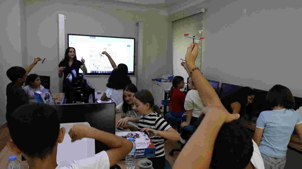 İzmit Belediyesi Robotik Kodlama ve Yazılım Evi’nde eğitimler başladı