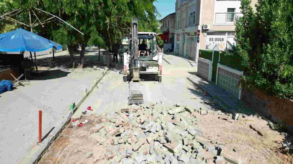İzmit Belediyesi Paşa’da 5 ayrı noktada yol ve kaldırımları yeniliyor (4).jpg