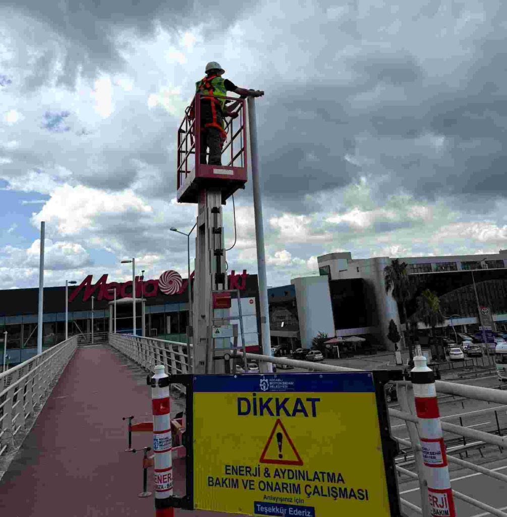 Üst geçitler yeni aydınlatma sistemiyle daha güvenli