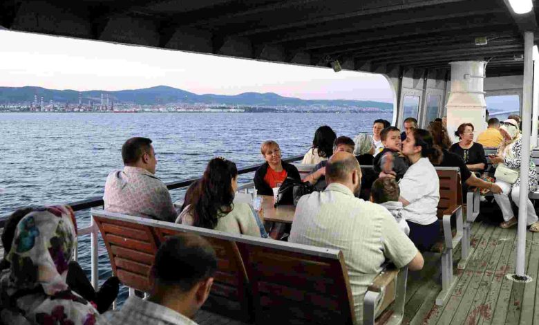 İzmit Körfezi Mehtap Turları’na katılan vatandaşlar