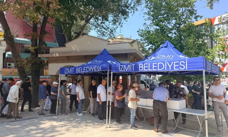 İzmit Belediyesinden Mevlid Kandili’nde helva ikramı