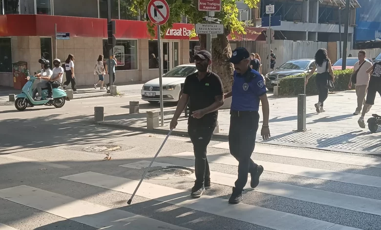 Görme engelli vatandaşa zabıtadan destek eli