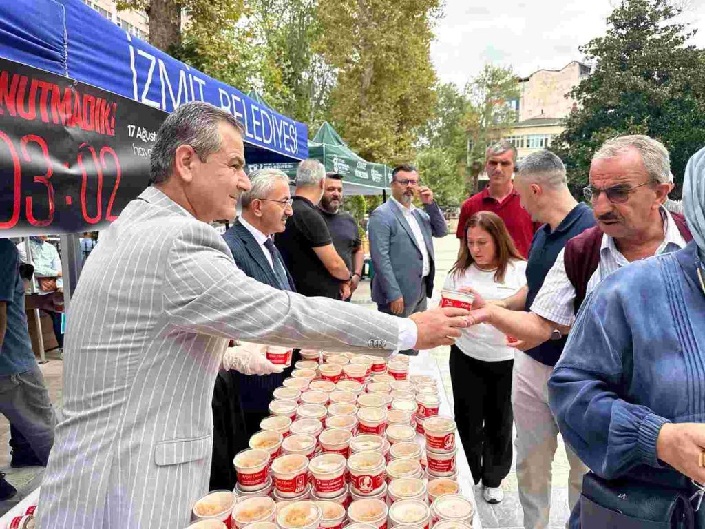 İzmit Belediyesi 17 Ağustos depreminde hayatını kaybedenler anısına helva dağıttı