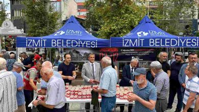 İzmit Belediyesi 17 Ağustos depreminde  hayatını kaybedenler anısına helva dağıttı