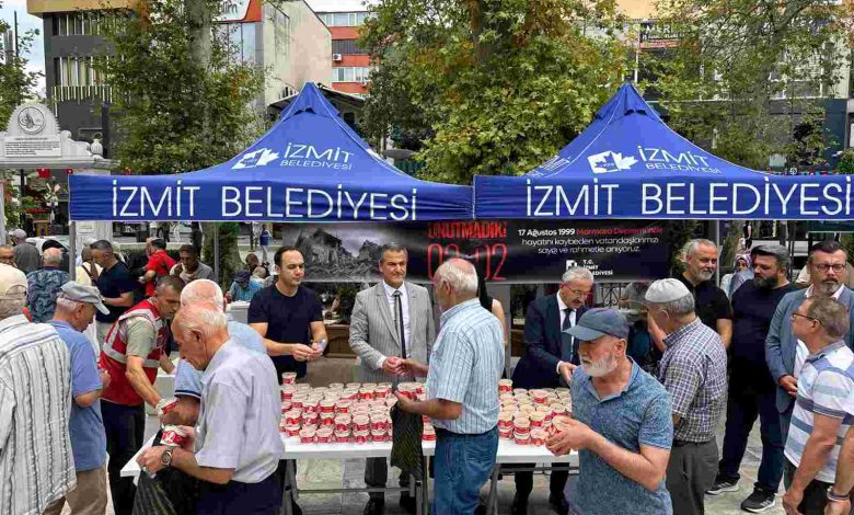 İzmit Belediyesi 17 Ağustos depreminde  hayatını kaybedenler anısına helva dağıttı
