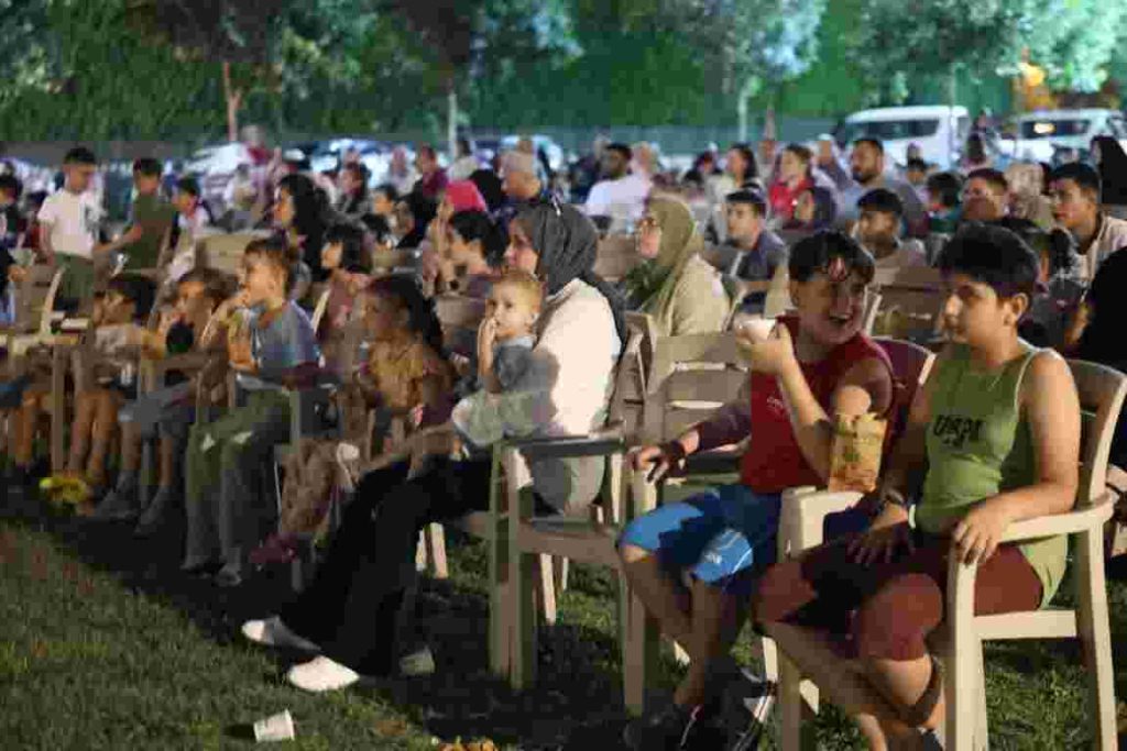 Kartepe’de Yıldızlar Altında Sinema Keyfi