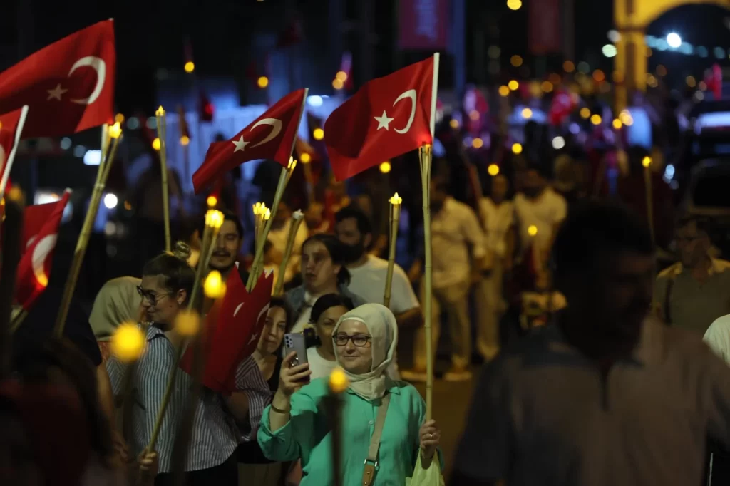 Yılın her günü yaşayan Milli İrade Meydanı’nda tarihi kalabalık; Zafer coşkusu meydanın dört bir yanını sardı - görsel 4