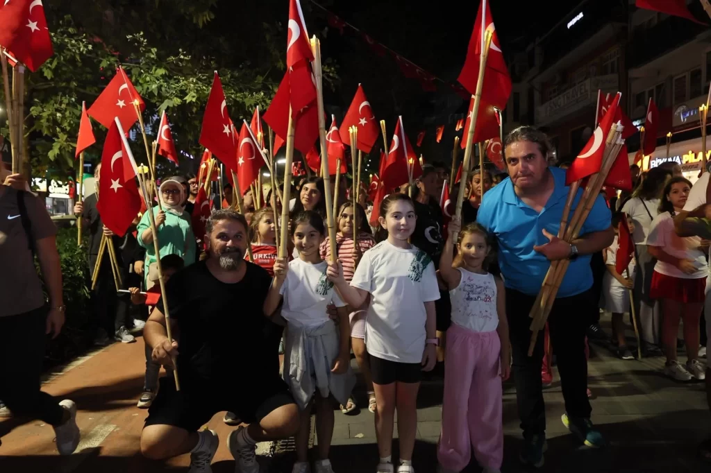 Yılın her günü yaşayan Milli İrade Meydanı’nda tarihi kalabalık; Zafer coşkusu meydanın dört bir yanını sardı - görsel 2
