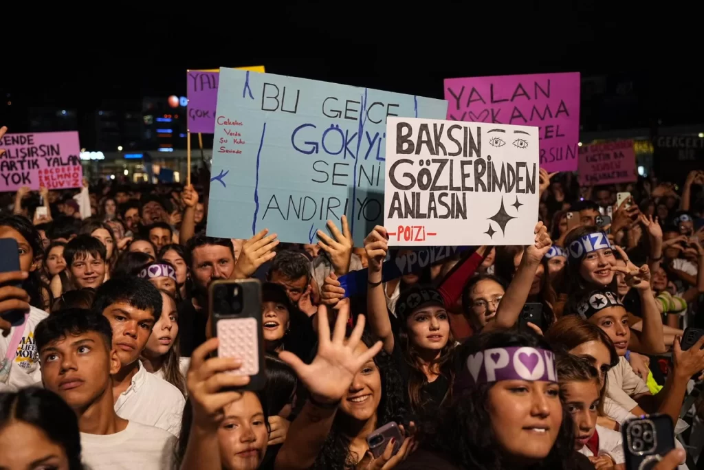 Yılın her günü yaşayan Milli İrade Meydanı’nda tarihi kalabalık; Zafer coşkusu meydanın dört bir yanını sardı - görsel 3