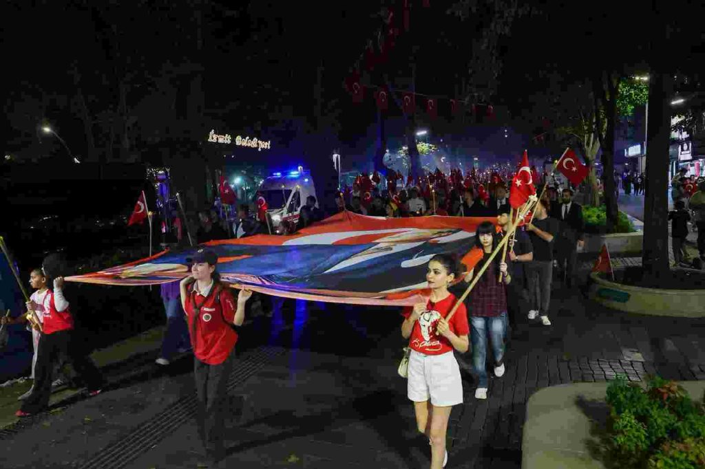 Zafer coşkusu meydanın dört bir yanını sardı,