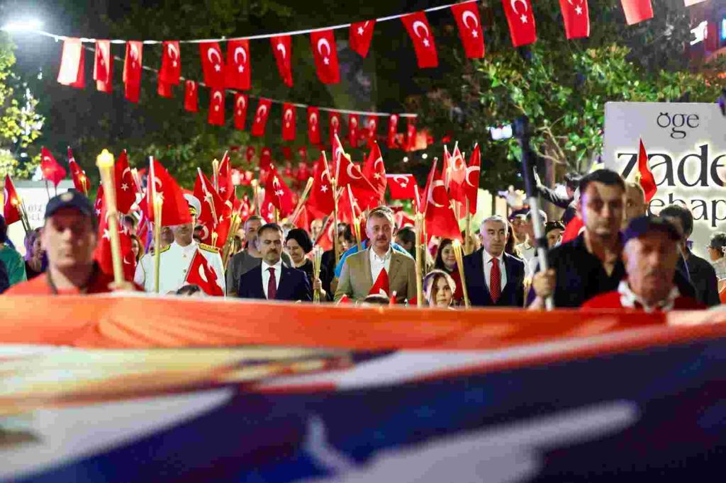 Zafer coşkusu meydanın dört bir yanını sardı,