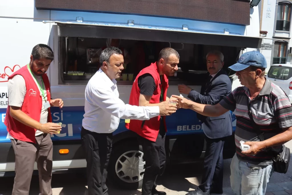 İzmit Belediyesi Cuma ikramlarına devam ediyor - görsel 2