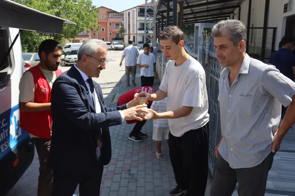 İzmit Belediyesi Cuma ikramlarına devam ediyor - görsel 3