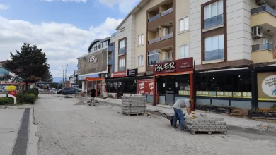 İzmit Belediyesi, Yenişehir’de SEDAŞ sonrası tahrip olan parkeleri yeniliyor