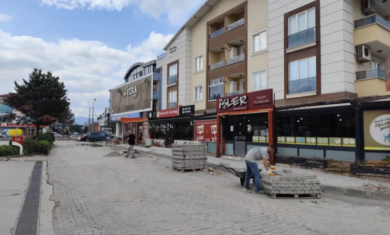 İzmit Belediyesi, Yenişehir’de SEDAŞ sonrası tahrip olan parkeleri yeniliyor