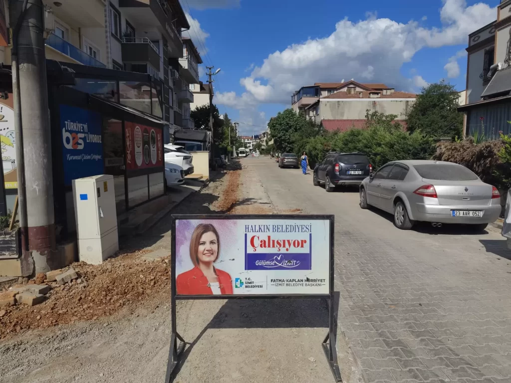 İzmit Belediyesi, Yenişehir’de SEDAŞ sonrası tahrip olan parkeleri yeniliyor - görsel 2