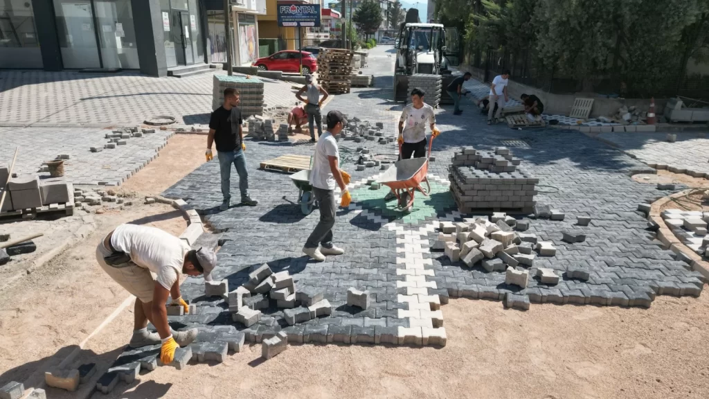 İzmit Belediyesi Yenişehir’de SEDAŞ sonrası zarar gören yolları yeniledi - görsel 3