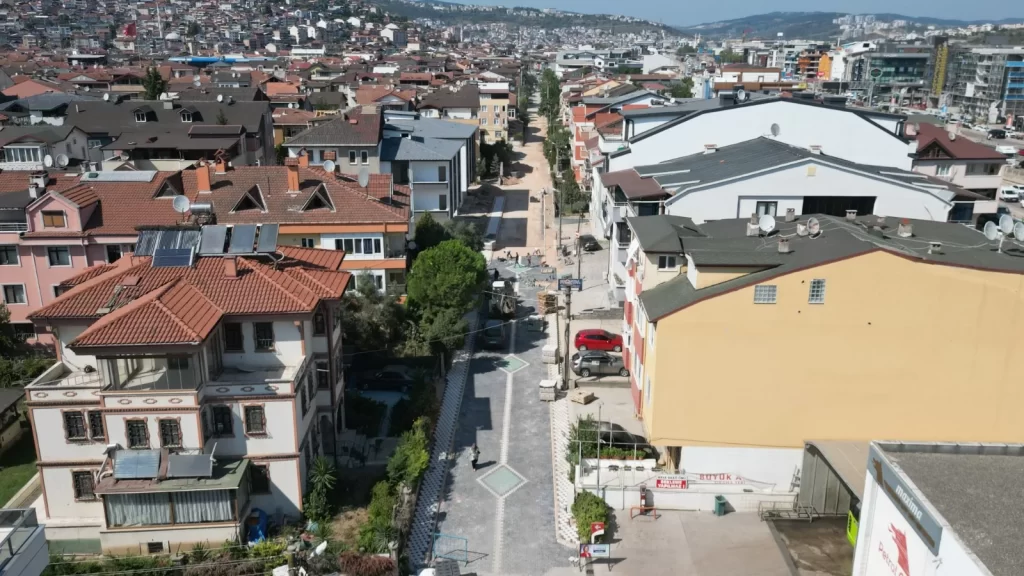 İzmit Belediyesi Yenişehir’de SEDAŞ sonrası zarar gören yolları yeniledi - görsel 2