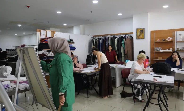 İzmit’te kadınlar yaz tatilini dikiş kursunda değerlendiriyor