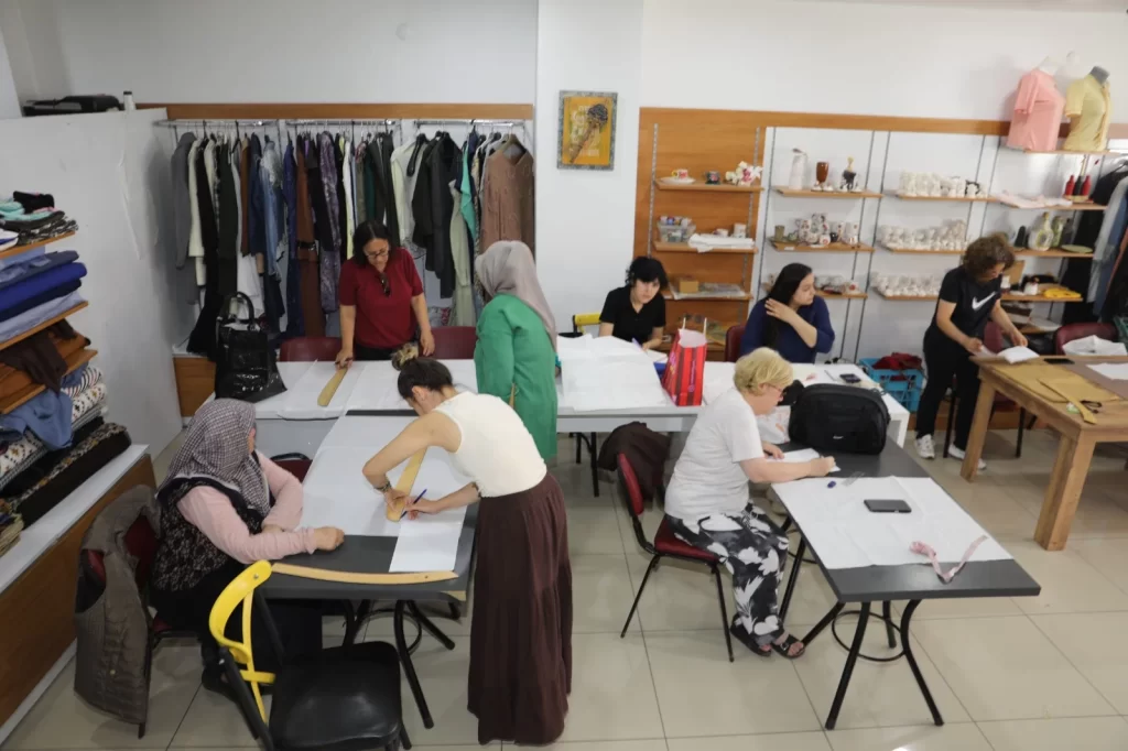 İzmit’te kadınlar yaz tatilini dikiş kursunda değerlendiriyor - görsel 3