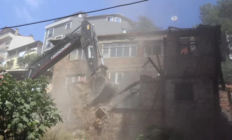 İzmit’te tehlike arz eden metruk bina yıkıldı