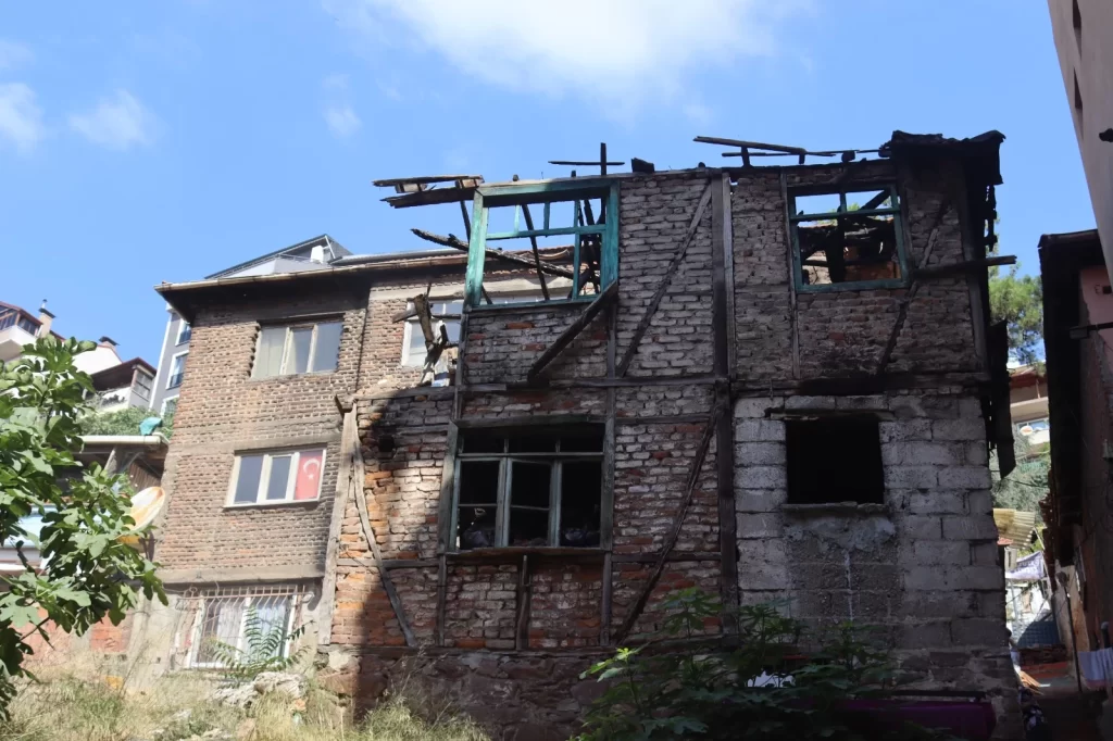 İzmit’te tehlike arz eden metruk bina yıkıldı - görsel 2