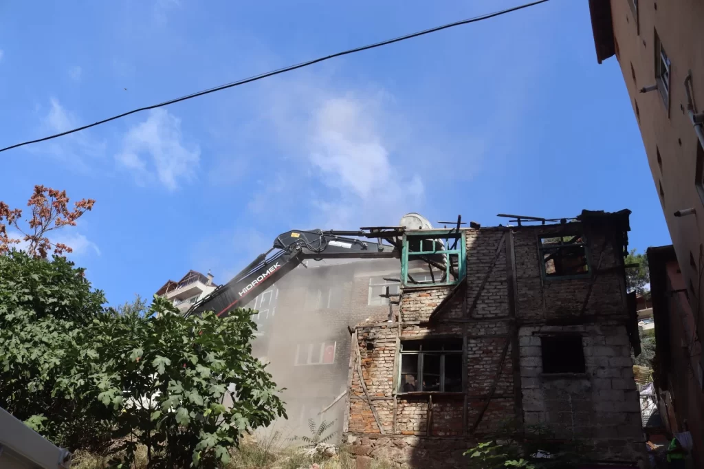 İzmit’te tehlike arz eden metruk bina yıkıldı - görsel 3