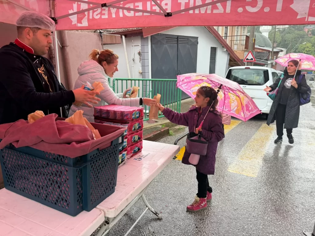 İzmit’te Beslenme Saati Projesi yağmura rağmen devam etti - görsel 2