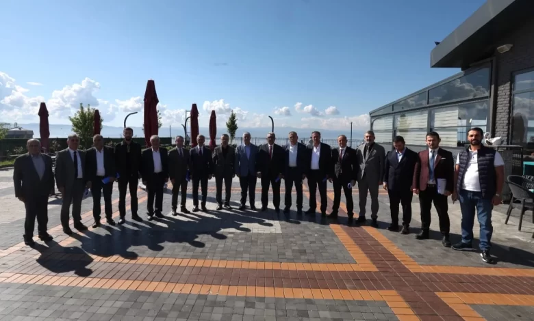BAŞKAN ÖMEROĞLU MUHTARLARLA MAHALLELERİN TALEPLERİNİ MASAYA YATIRDI