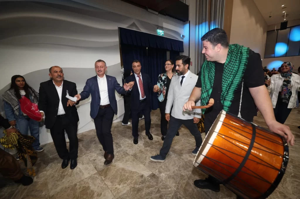DÜZELTME Başkan Büyükakın — DÜZELTME! Başkan Büyükakın, Vanlıların halayına katıldı: “Biz birlikte Türkiye’yiz” - görsel 2