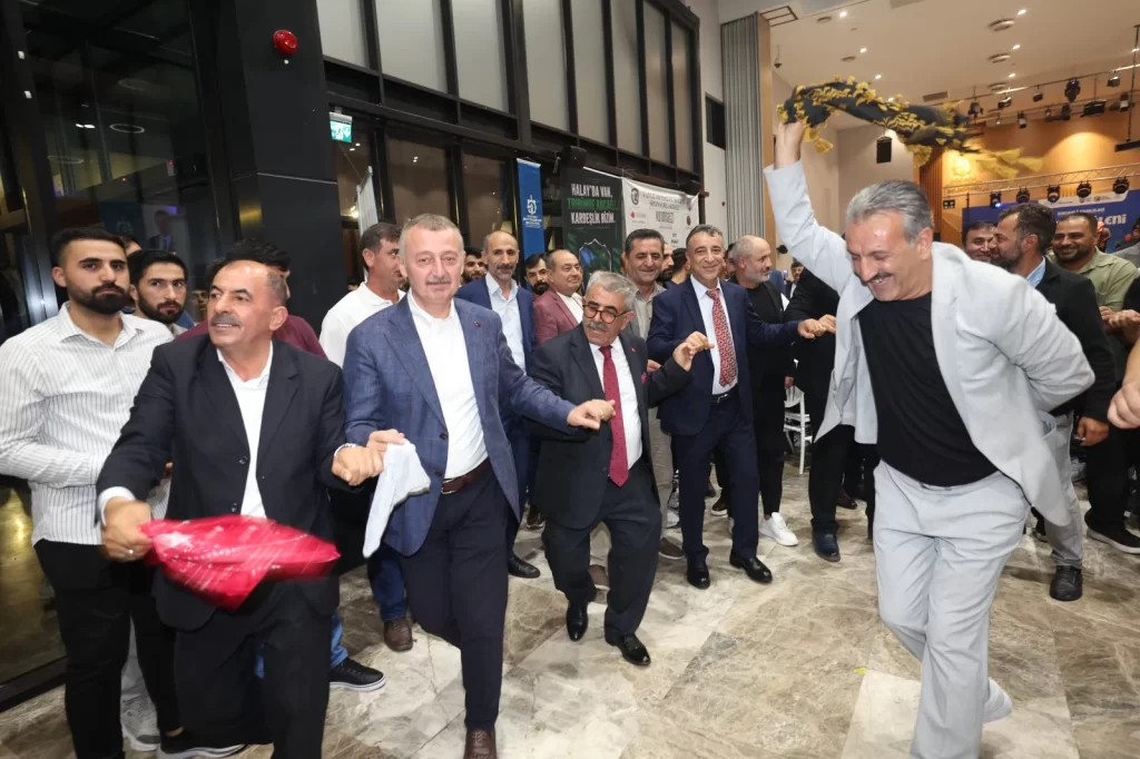 DÜZELTME Başkan Büyükakın — DÜZELTME! Başkan Büyükakın, Vanlıların halayına katıldı: “Biz birlikte Türkiye’yiz” - görsel 3