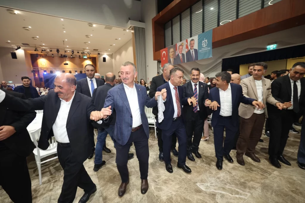 DÜZELTME Başkan Büyükakın — DÜZELTME! Başkan Büyükakın, Vanlıların halayına katıldı: “Biz birlikte Türkiye’yiz” - görsel 4