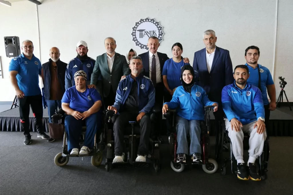 Başkan Büyükakın başarılı sporcularla buluştu - görsel 4