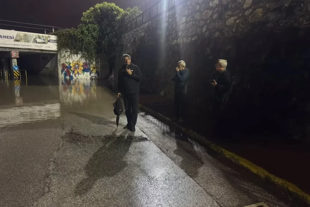 Başkan Kocaman Yoğun Yağış Sonrası Sahada - görsel 3