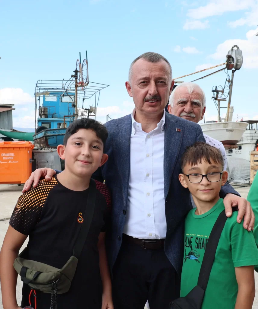 Büyükakın geleneği bozmadı, yeni sezonda Karamürselli balıkçılara da gitti - görsel 2