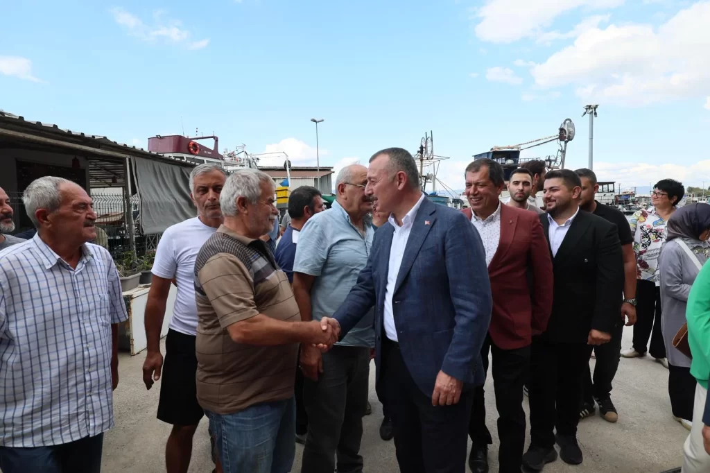 Büyükakın geleneği bozmadı, yeni sezonda Karamürselli balıkçılara da gitti - görsel 3