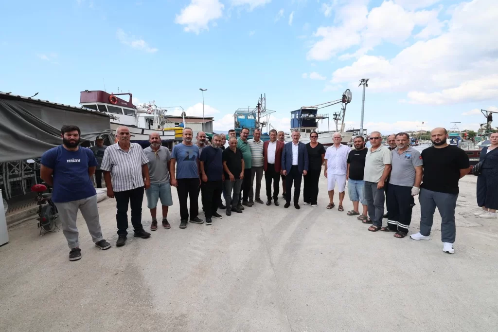 Büyükakın geleneği bozmadı, yeni sezonda Karamürselli balıkçılara da gitti - görsel 4