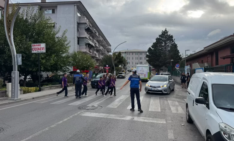 Ders zili çaldı, zabıta okul önlerinde tedbir aldı