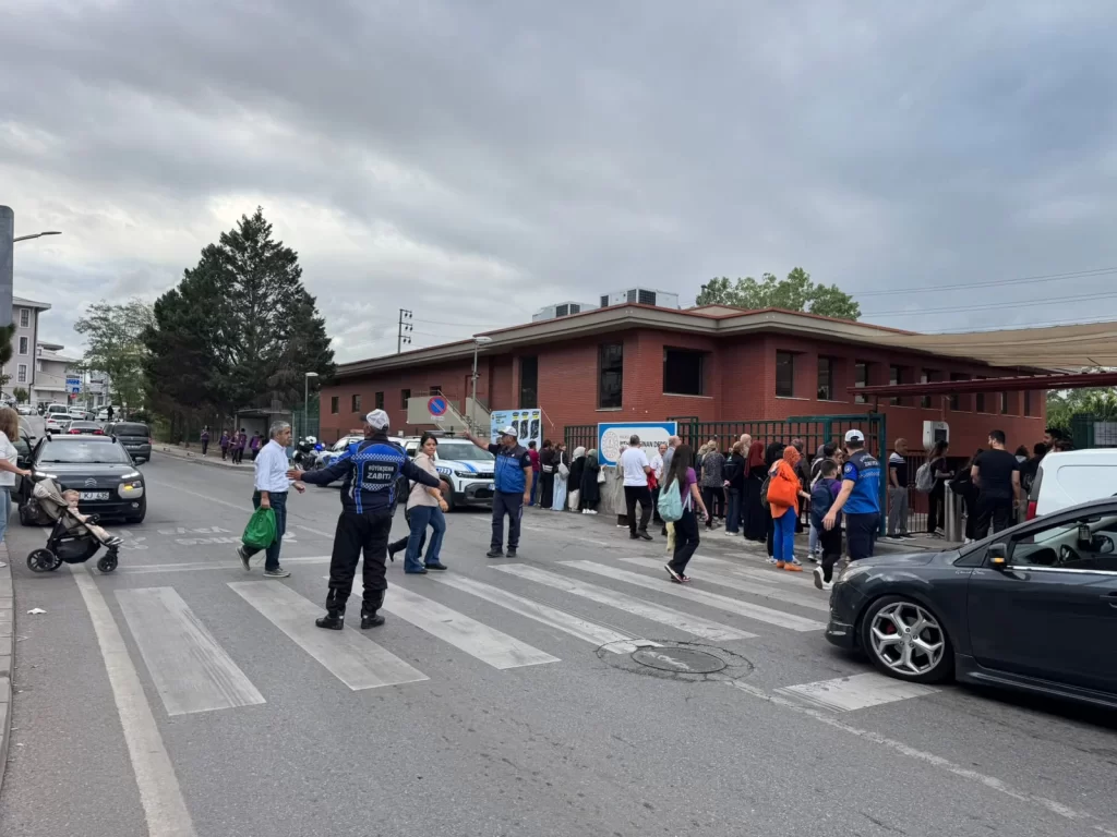 Ders zili çaldı, zabıta okul önlerinde tedbir aldı - görsel 2