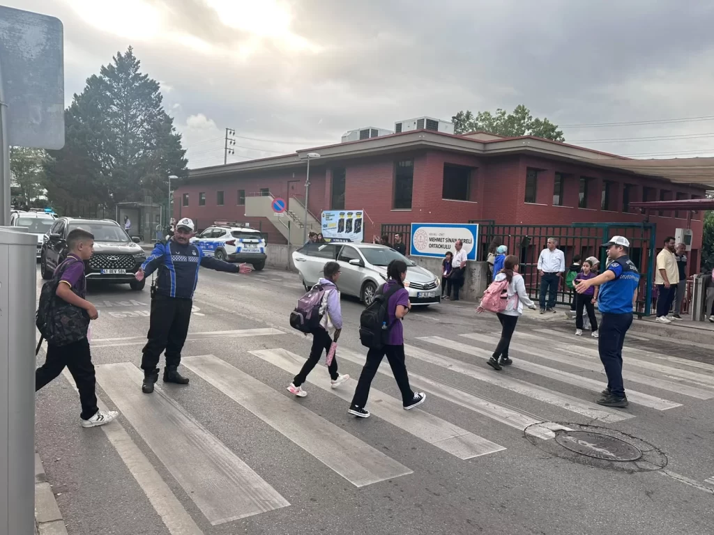 Ders zili çaldı, zabıta okul önlerinde tedbir aldı - görsel 3
