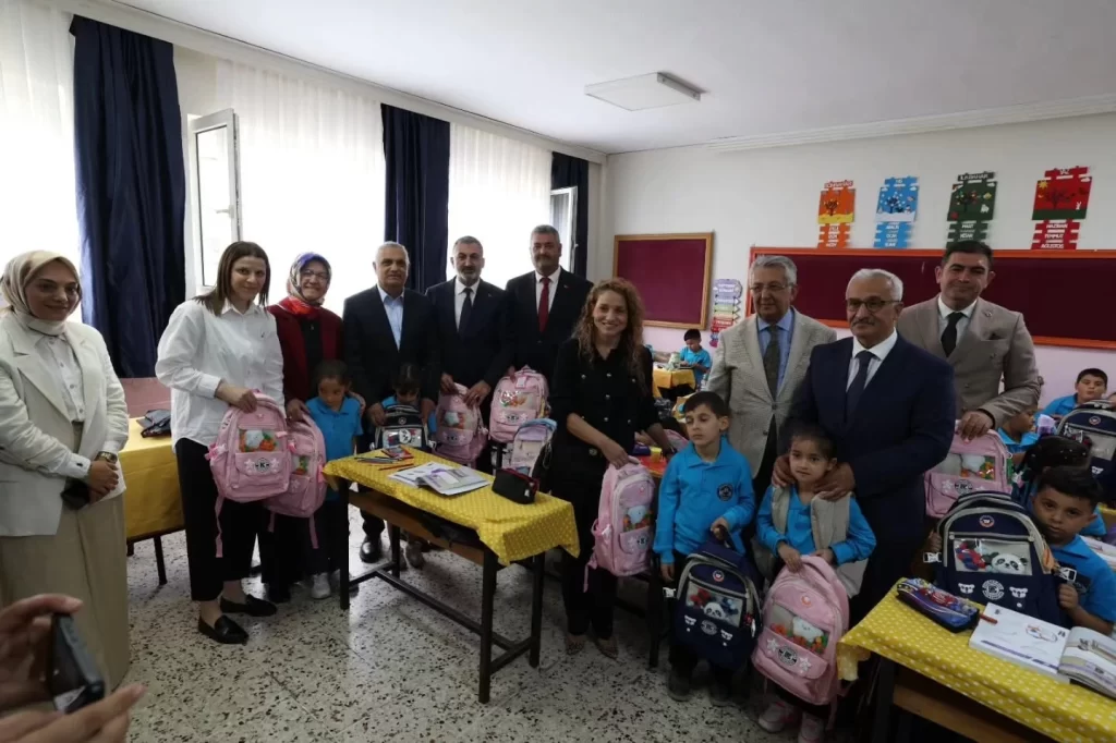 Dilovası’nda Eğitime Destek Sürüyor 1. Sınıf Öğrencilerine Kırtasiye Malzemesi Dağıtıldı - görsel 2