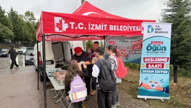 İzmit Belediyesinden öğrencilere pizza ve ayran ikramı