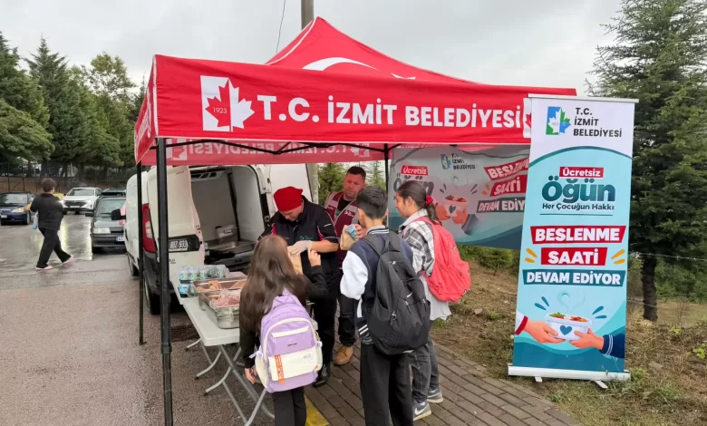 İzmit Belediyesinden öğrencilere pizza ve ayran ikramı