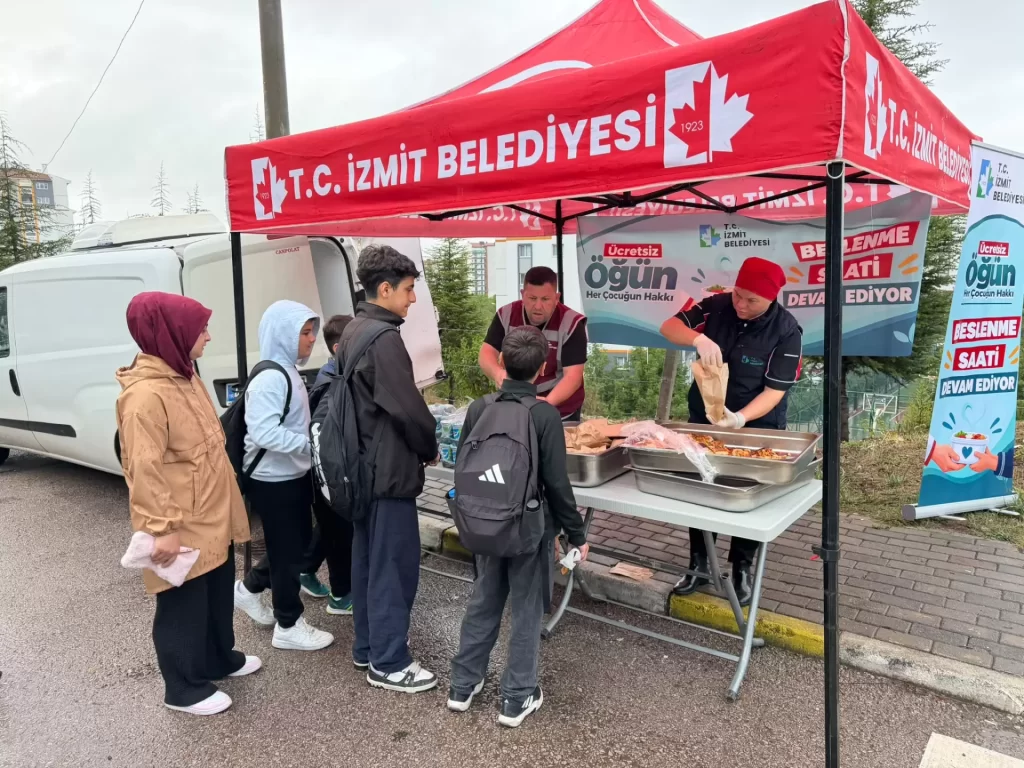 İzmit Belediyesinden öğrencilere pizza ve ayran ikramı - görsel 2