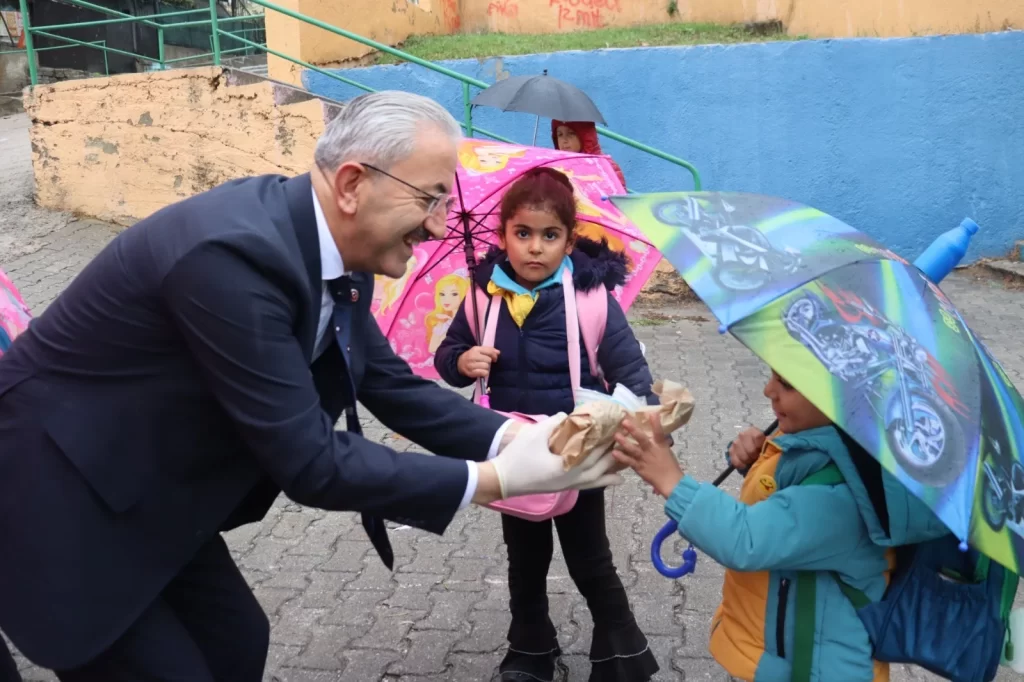 İzmit’te Beslenme Saati Projesi yağmura rağmen devam etti - görsel 4